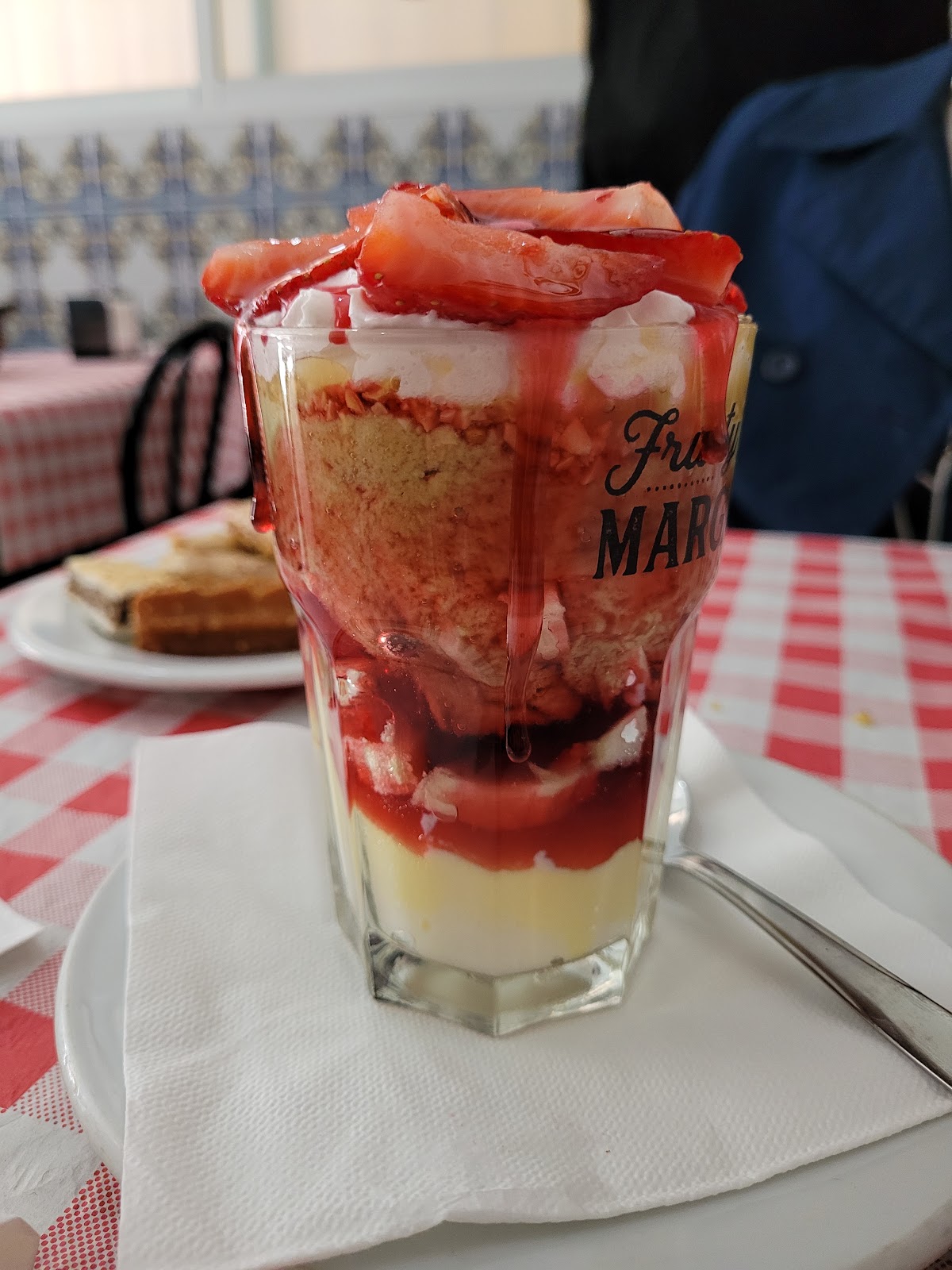 Postre de fresas en vaso con capas de crema y bizcocho