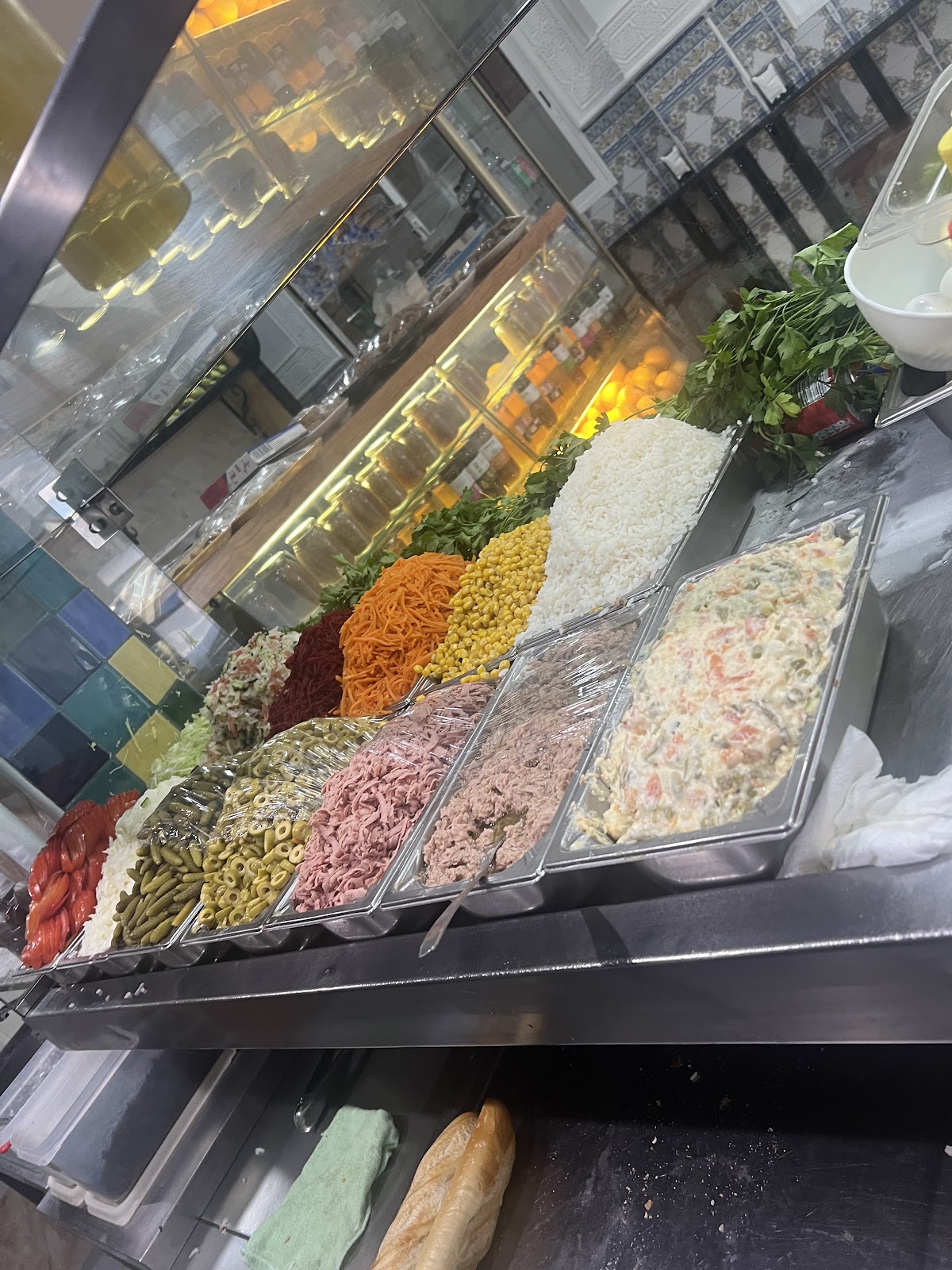Vitrina con ingredientes frescos como verduras y arroz